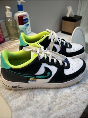 Nike Low-Top Sneaker — Black, White & Neon Green